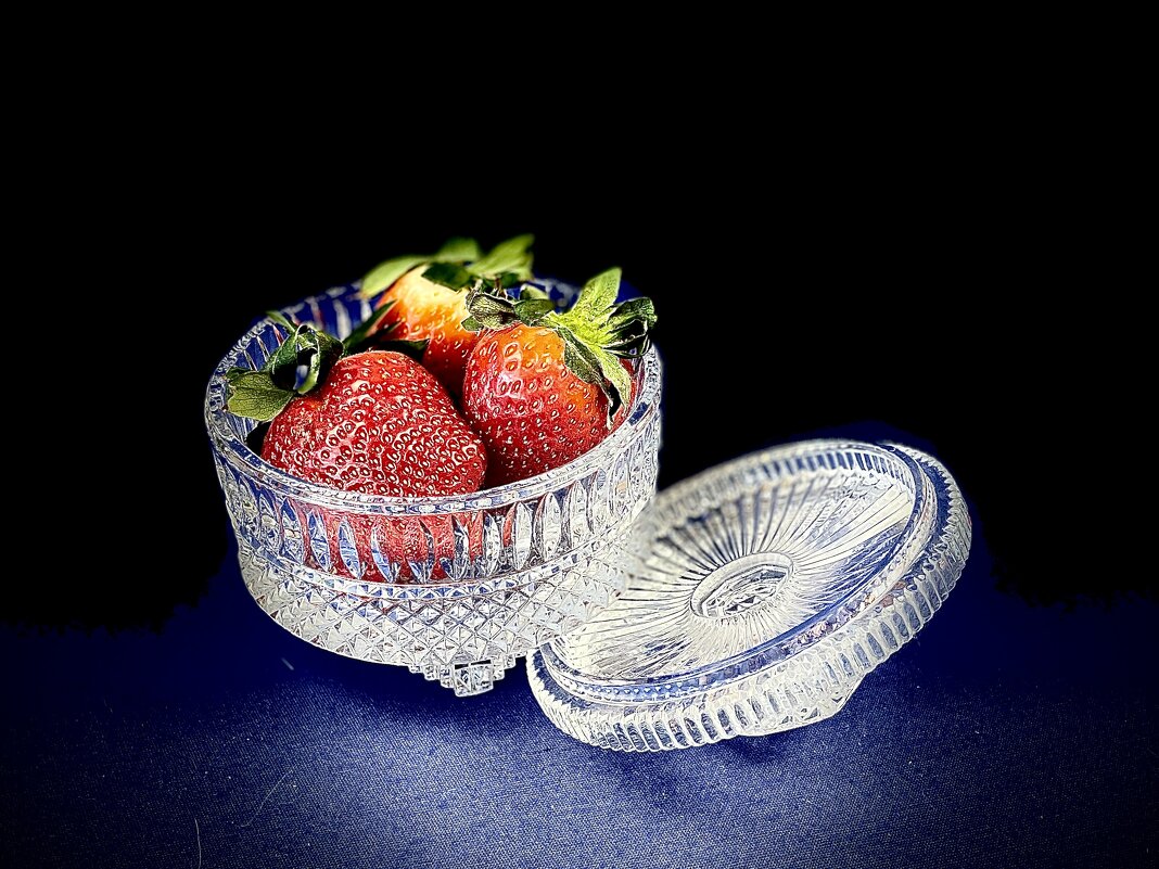 Натюрморт с клубникой - Виктор Орехов Натюрморт с клубникой - Виктор Орехов