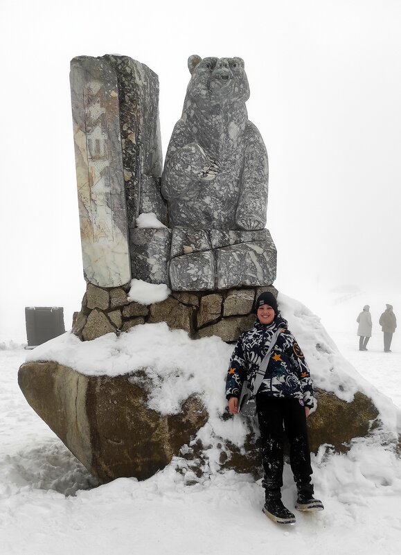 У Мишиного памятника - Татьяна Лютаева У Мишиного памятника - Татьяна Лютаева
