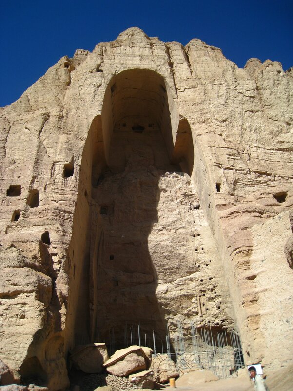 Здесь находилась знаменитая гигантская статуя Будды. - unix (Илья Утропов)