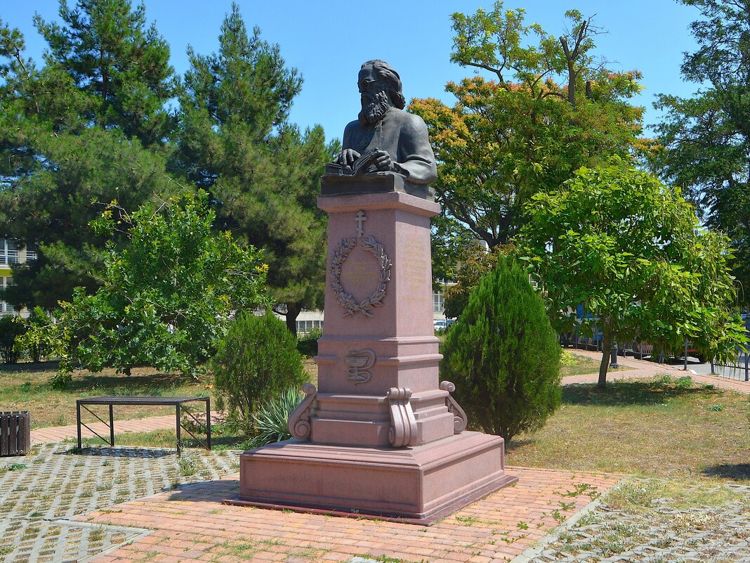 Керчь. Памятник Валентину  Феликсовичу Войно-Ясенецкому, архиепископу Луке. - Пётр Чернега