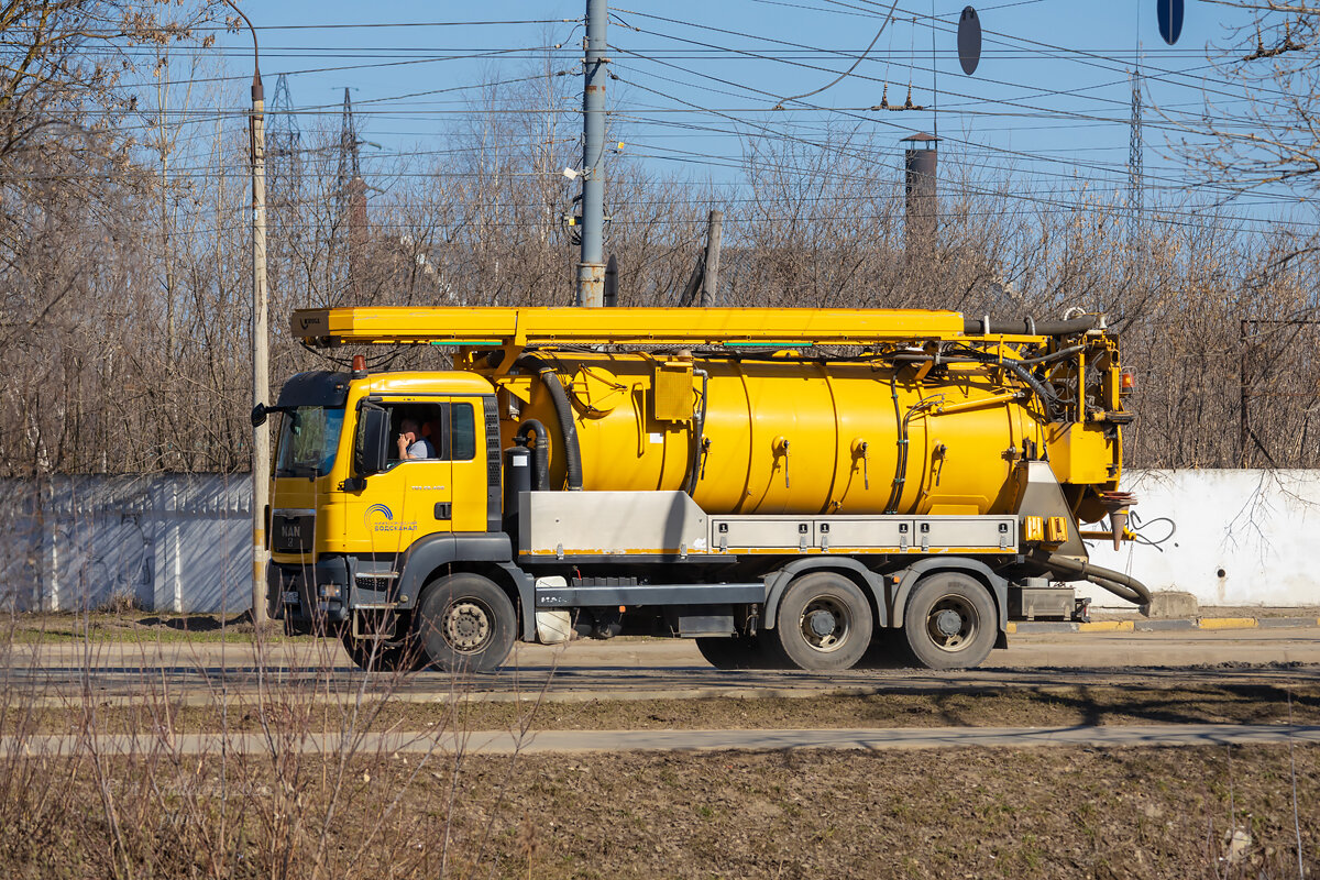 Жёлтый автомобиль на дороге - Александр Синдерёв