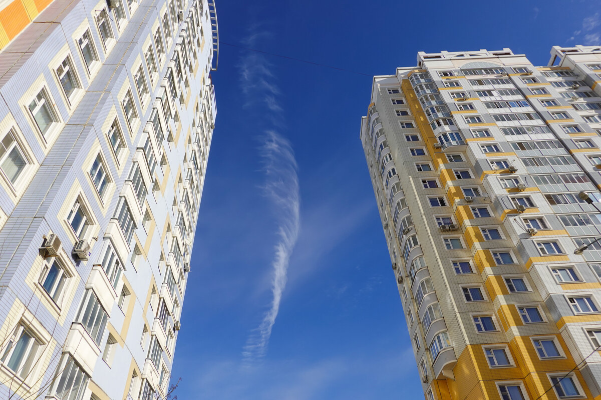 Между домами - Валерий Иванович