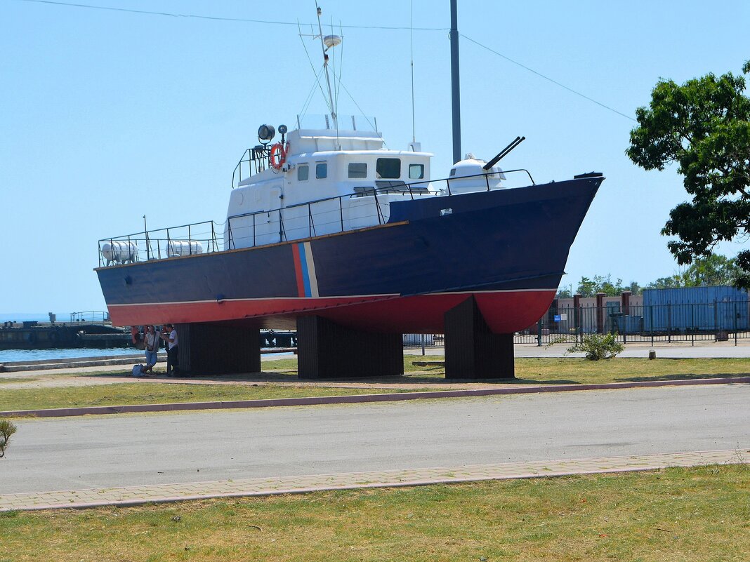 Керчь. Памятник сторожевому катеру СК-1400 «Гриф». - Пётр Чернега Керчь. Памятник сторожевому катеру СК-1400 «Гриф». - Пётр Чернега