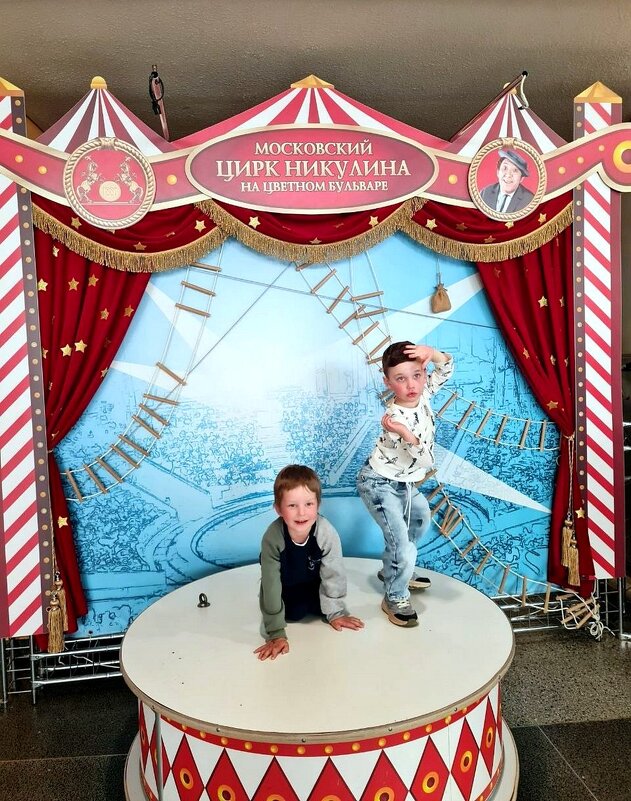 В фойе цирка - Ольга Довженко В фойе цирка - Ольга Довженко