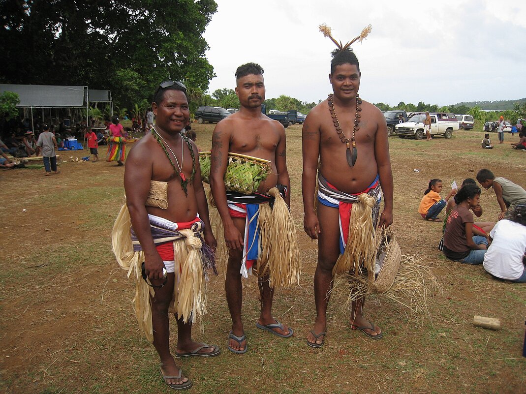 Микронезийские мужики в традиционных нарядах. - unix (Илья Утропов)