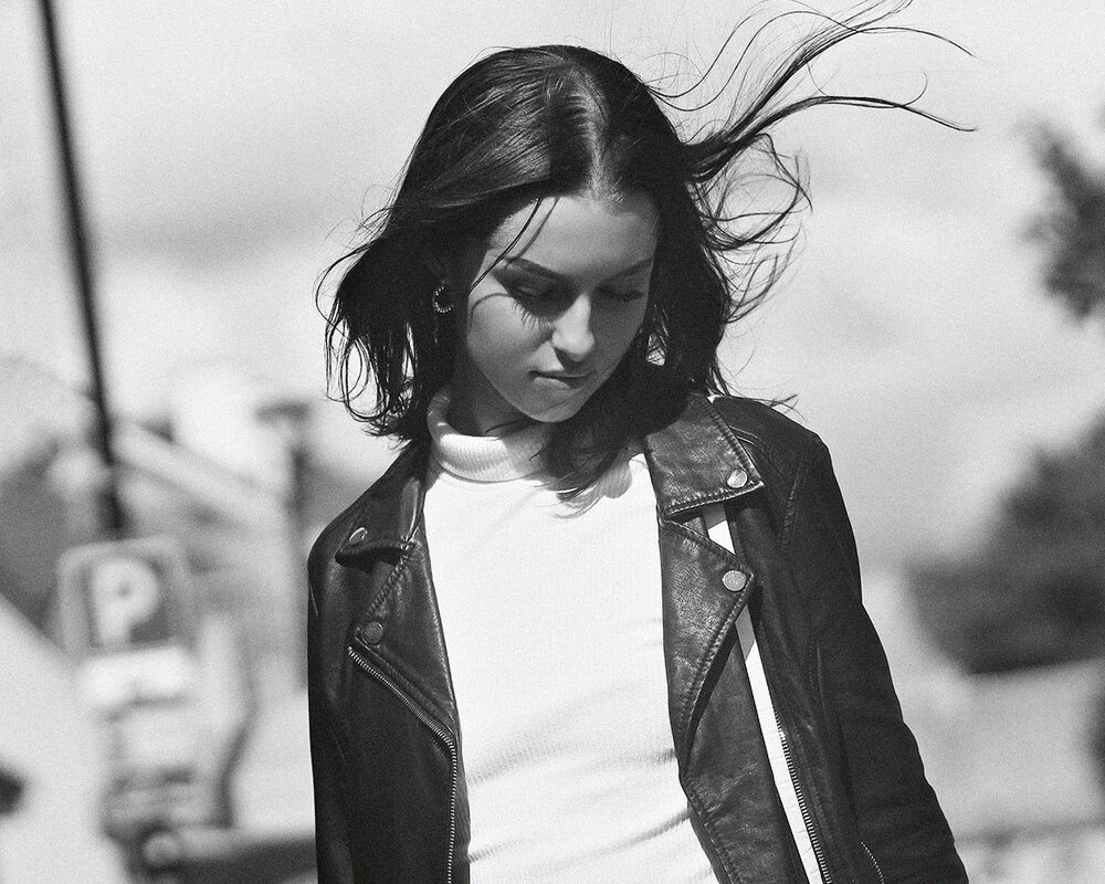 Задумчиво она идёт по улице... (2) - Игорь Парв Задумчиво она идёт по улице... (2) - Игорь Парв