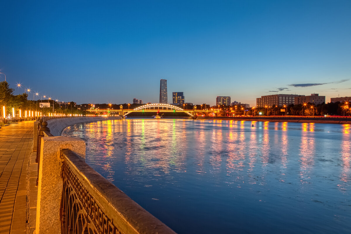 Краснолужский мост вечером - Олег Подлесных