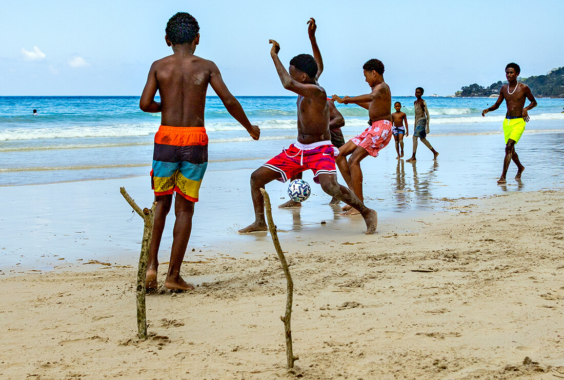 Футбол по-сейшельски - Алексей Окунеев Футбол по-сейшельски - Алексей Окунеев