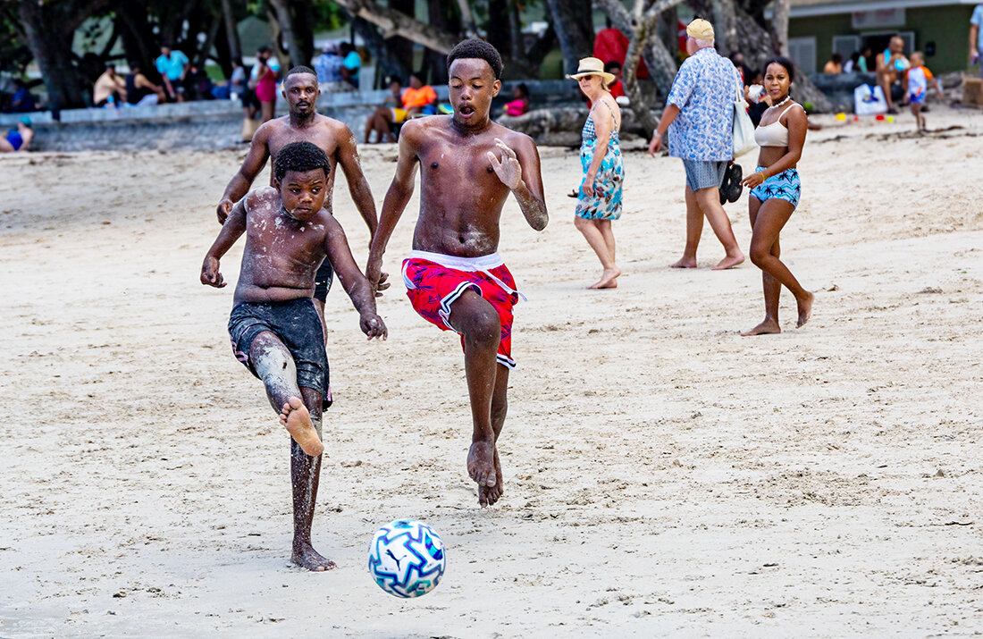 Футбол по-сейшельски - Алексей Окунеев Футбол по-сейшельски - Алексей Окунеев