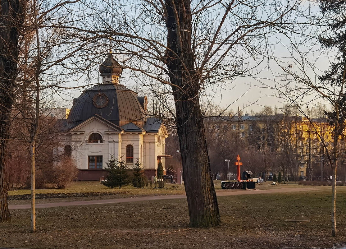 Часовня - мемориал "Всех Святых в земле Российской просиявших". Парк Победы. СПб. - Лилия *