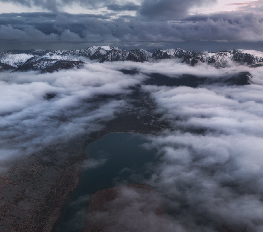 Величье гор скрывает мгла Туман укрыл их покровами - Дмитрий Шишкин