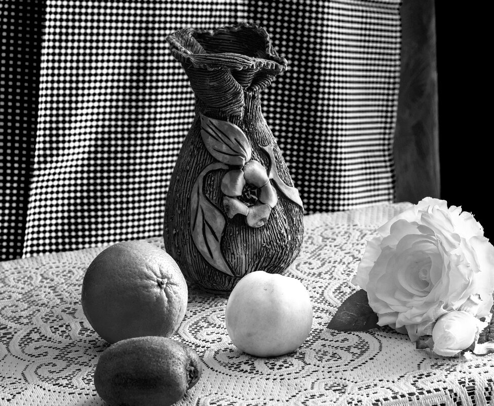 Фрукты на столе. - Николай 