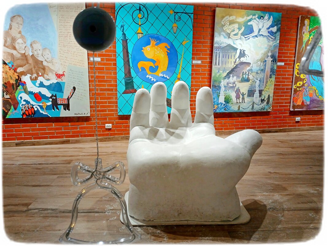 Арт-объект на выставке детского рисунка. - Лия ☼