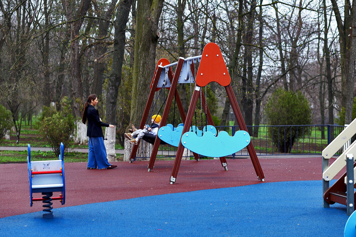 На качелях - Юрий Гайворонскiий На качелях - Юрий Гайворонскiий