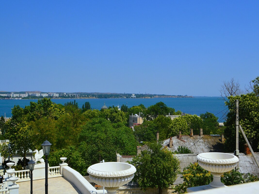 Керчь. Сквер Митридата Евпатора у подножья горы Митридат. - Пётр Чернега Керчь. Сквер Митридата Евпатора у подножья горы Митридат. - Пётр Чернега