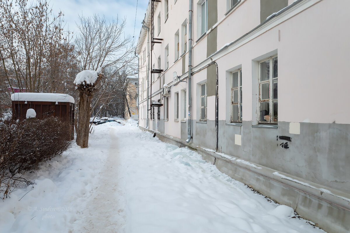 Около дома - Александр Синдерёв