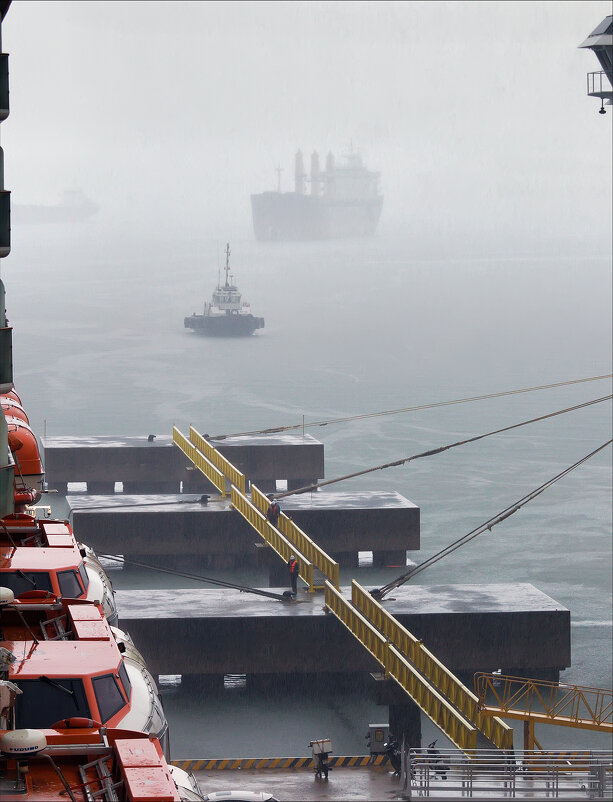 В порту - Валерий Готлиб