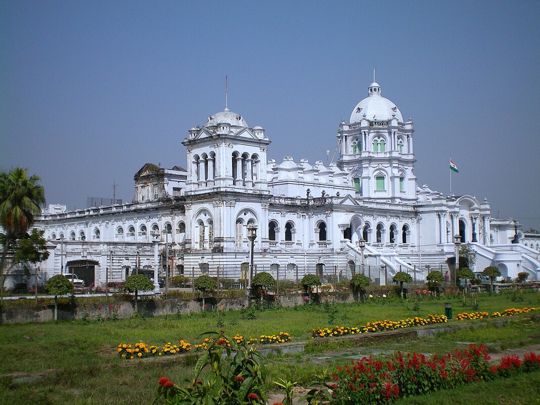 Дворец Уджайянта - чудесный королевский дворец в городе Агартала. - unix (Илья Утропов) Дворец Уджайянта - чудесный королевский дворец в городе Агартала. - unix (Илья Утропов)