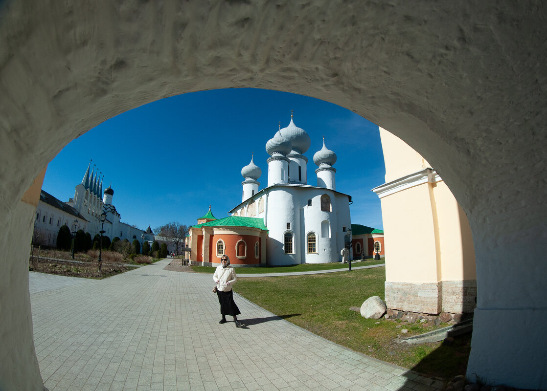 В монастыре - Олег Загорулько