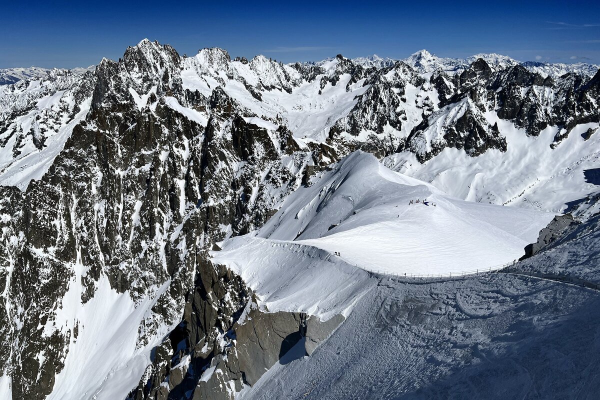 Эгюий-дю-Миди — горная вершина во Франции, Верхняя Савойя.Высота пика 3842 м. - "The Natural World" Александер Эгюий-дю-Миди — горная вершина во Франции, Верхняя Савойя.Высота пика 3842 м. - "The Natural World" Александер