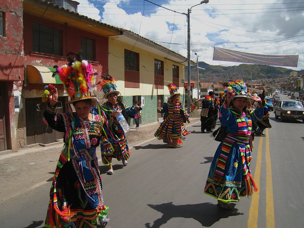 Танцующие женщины на празднике в южноамериканской стране Перу. - unix (Илья Утропов)