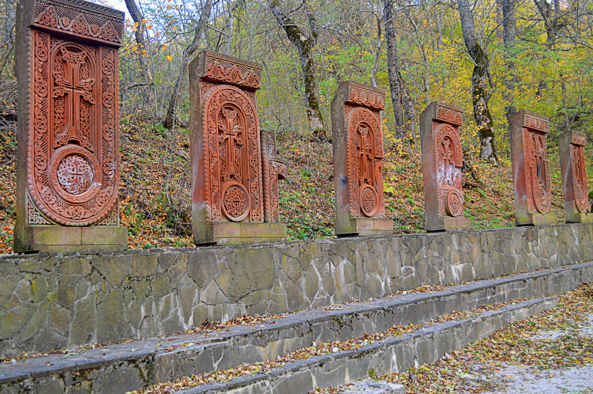 Кресты по дороге в храм Сурб Ншан в монастыре Сурб-Хач (Святой Крест) - Татьяна Лютаева