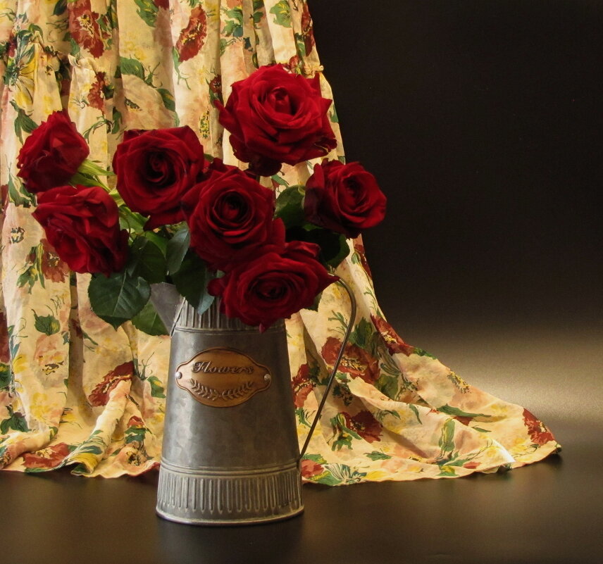 Розы в металлическом кувшине... - Татьяна Гнездилова