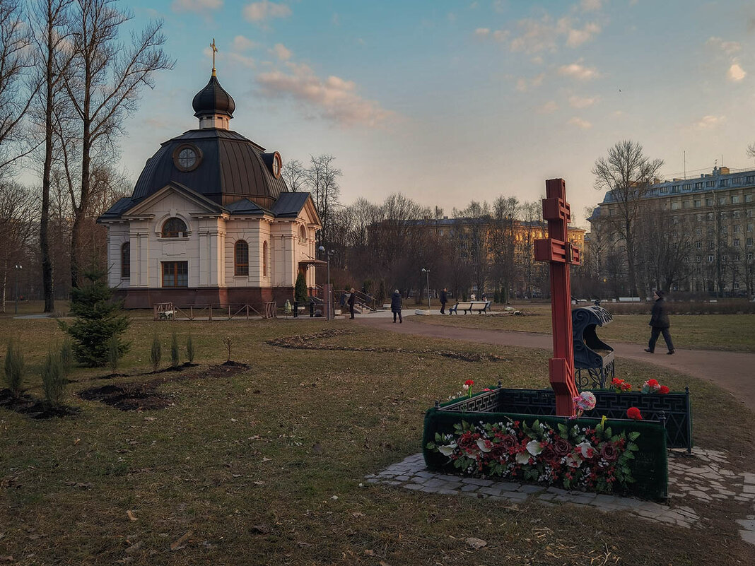 Часовня - мемориал "Всех Святых в земле Российской просиявших". - Лилия *