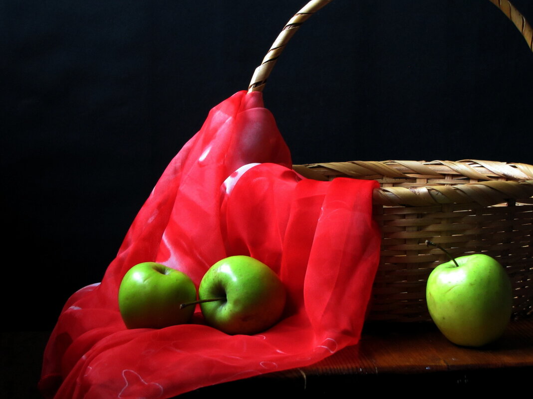 Яблоки зелёные на красном... - Татьяна Гнездилова