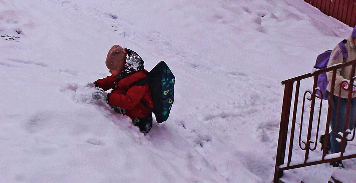 Апрель...Скатаю-ка снежок побольше! - Владимир 