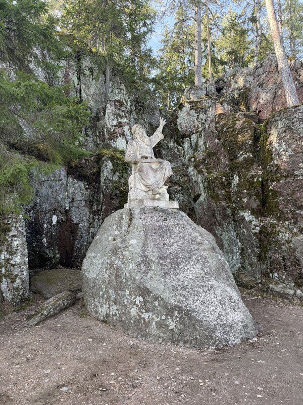 «Вяйнемёйнен, играющий на кантеле» - скульптура в парке Монрепо - Ирэн 