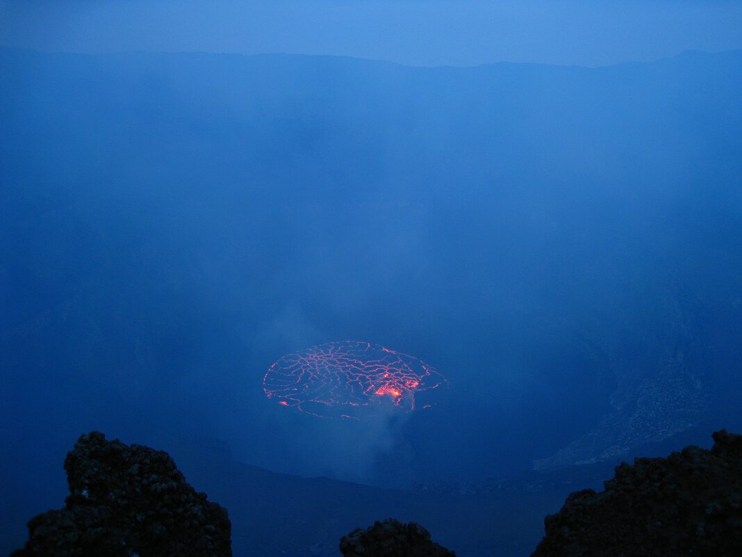 Лавовое озеро в кратере вулкана Ньирагонго. - unix (Илья Утропов)