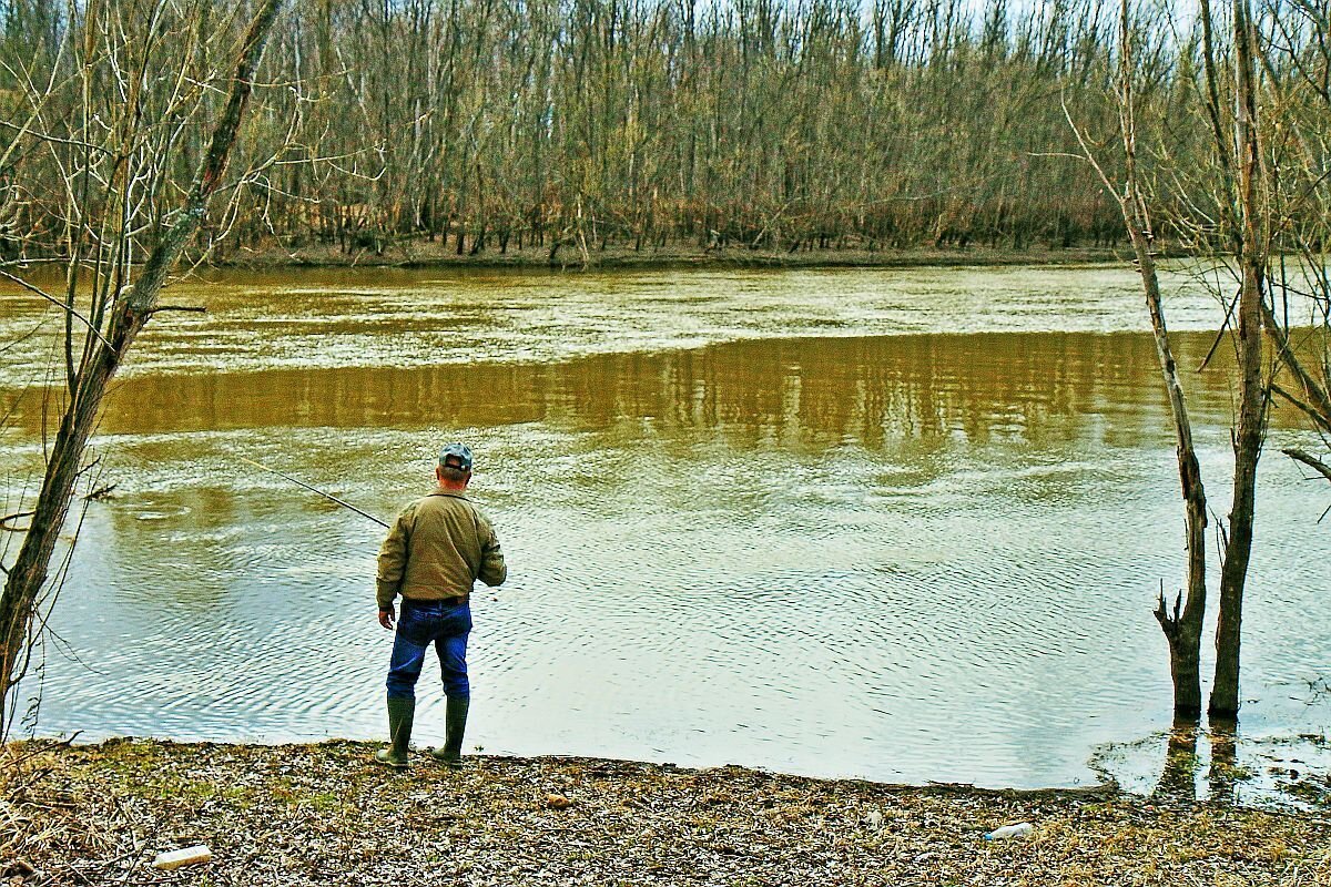 Май...Рыбак на протоке Сингапайская - Владимир 
