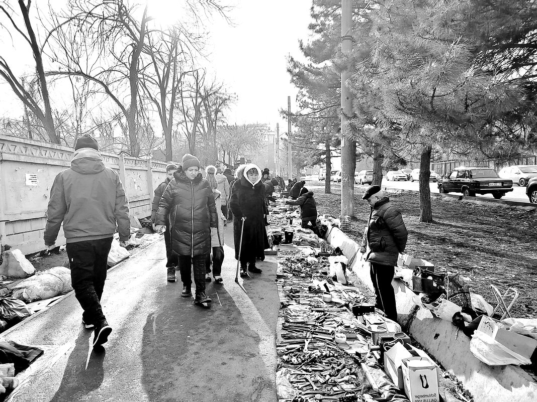 Бишкек, барахолка на улице - Фотогруппа Весна Бишкек, барахолка на улице - Фотогруппа Весна