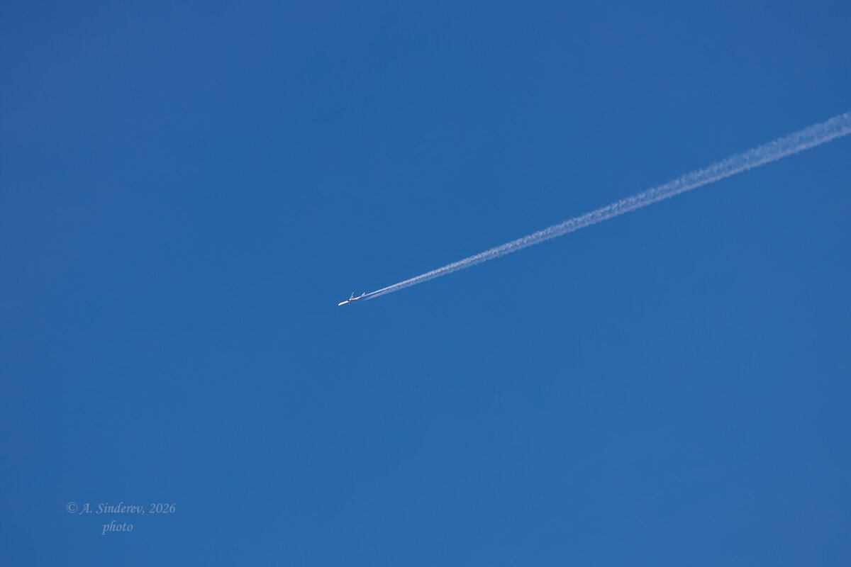 Самолёт в синем небе - Александр Синдерёв