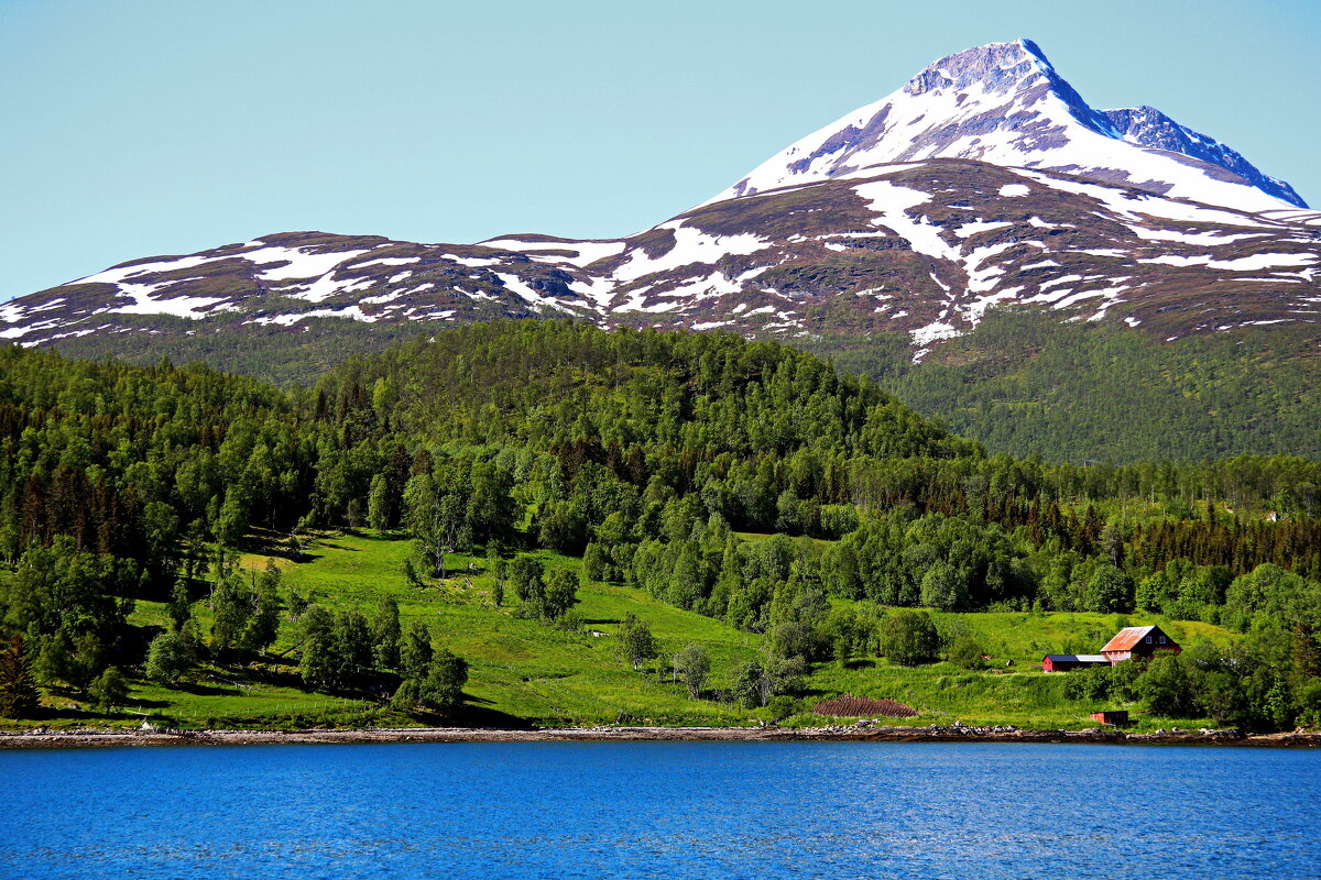 У подножия гор - В.И 
