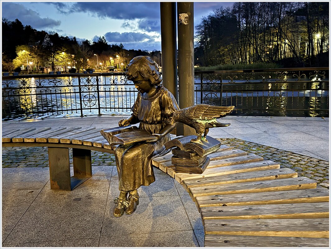 Читающая девочка. - Валерия Комова