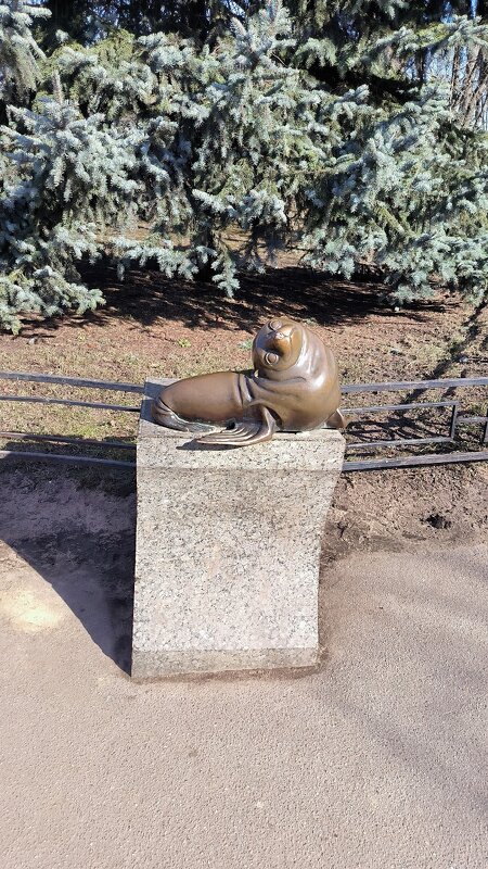 Памятник тюленю в зоопарке. - Ольга 