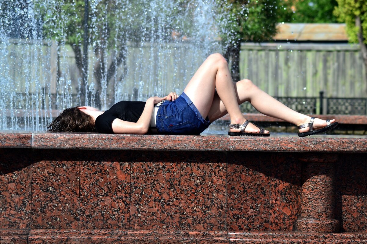 У фонтана в жаркий день. - Михаил К