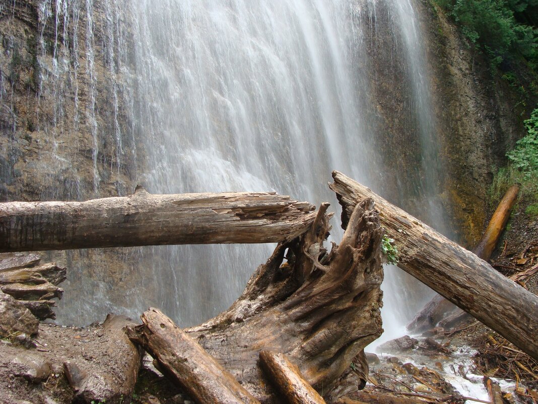 У водопада - Viktor Odysey