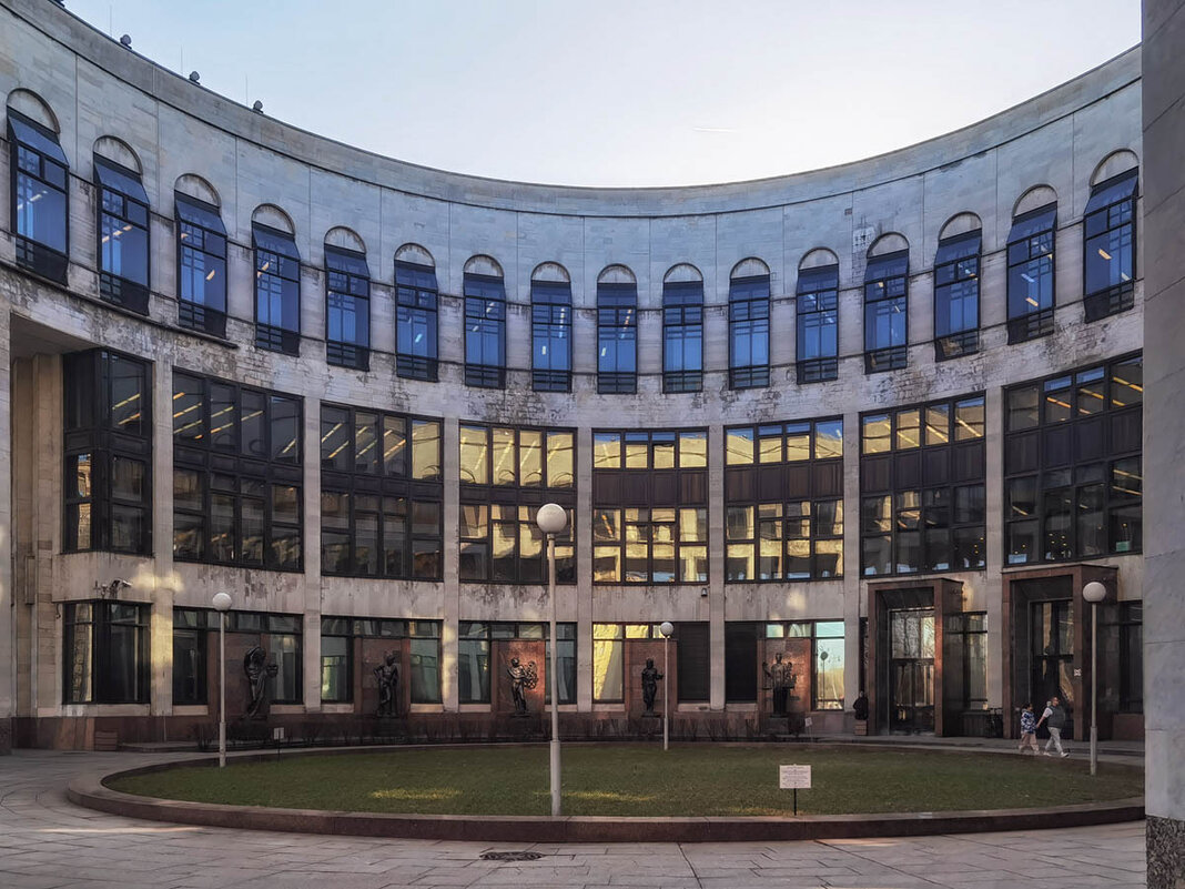 Внутренний дворик Российской национальной библиотеки СПб. - Лилия *