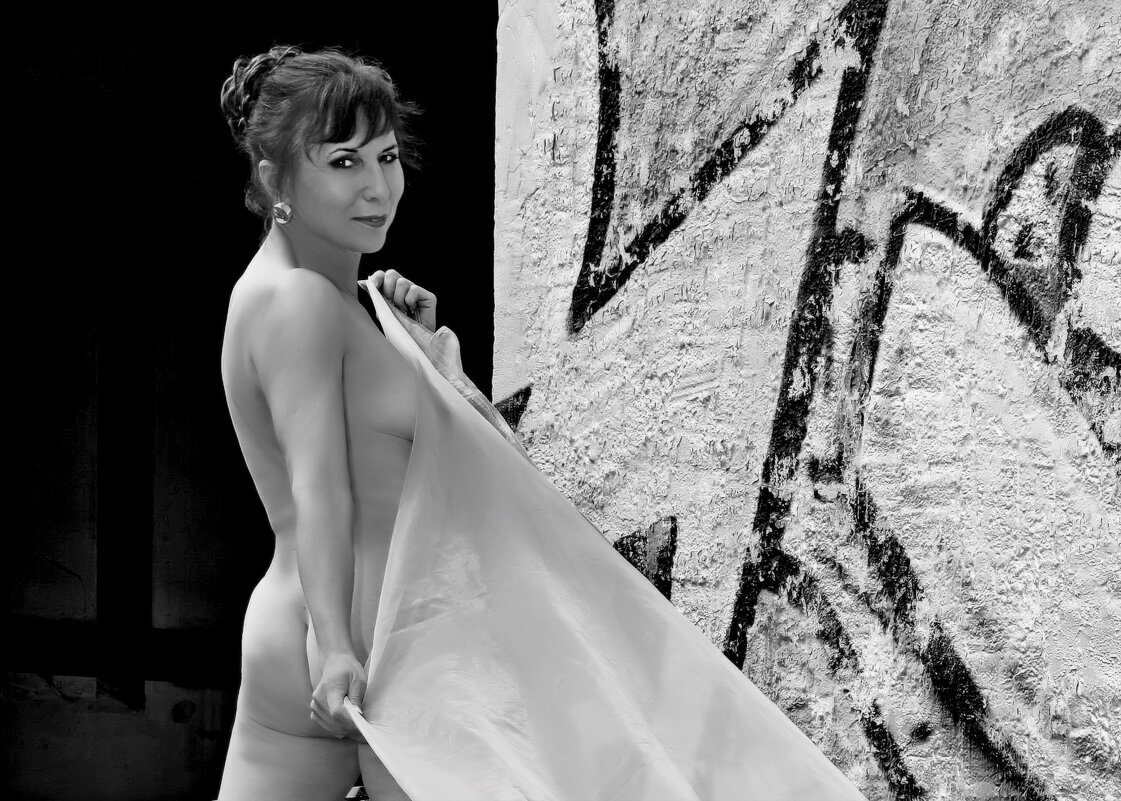 У стены с иероглифами - Valziwa 