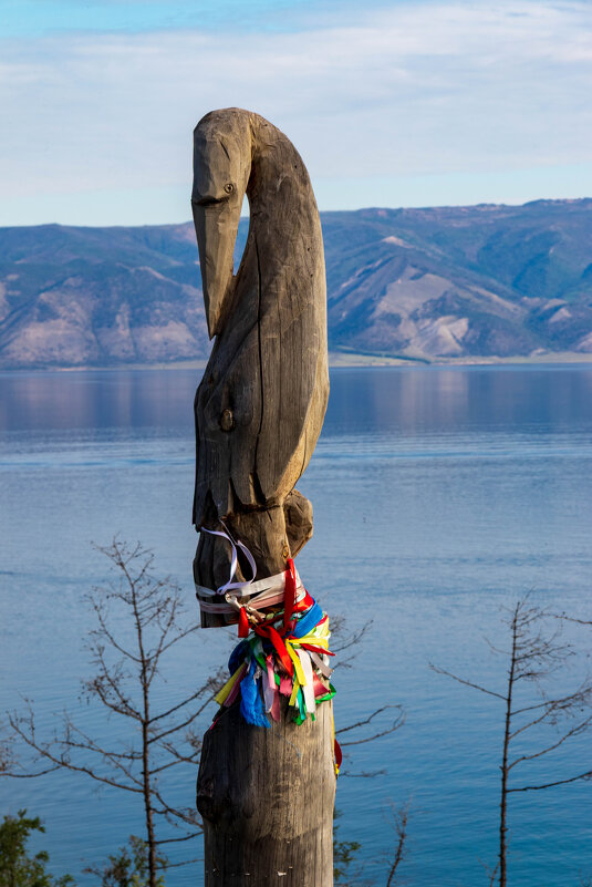Тотемный столб на фоне озера Байкал. - Любовь Сахарова