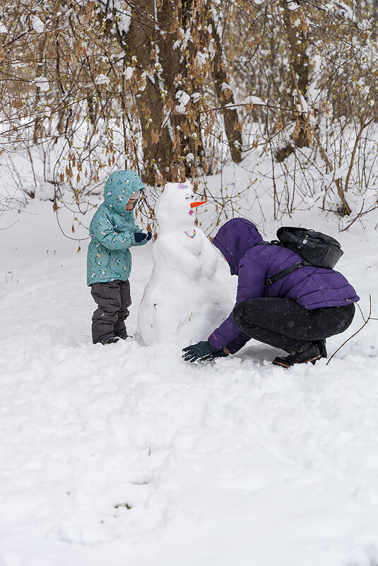 Лепят апрельского снеговика - Александр Синдерёв