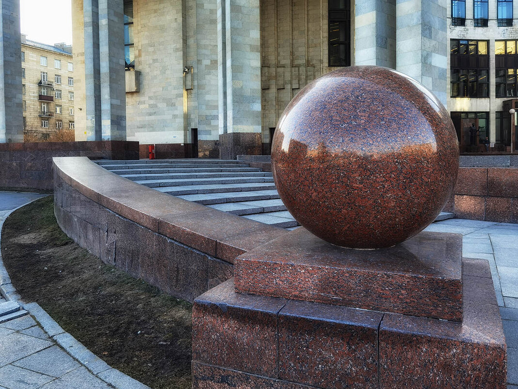 Гранитные шары на лестнице, ведущей в Российскую национальную бибиотеку. - Лилия *