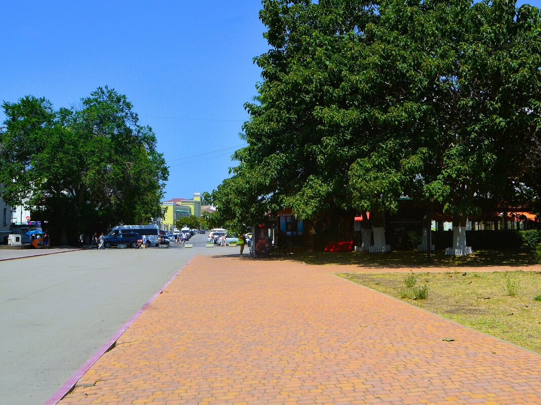 Керчь. Улица Кирова летом. - Пётр Чернега