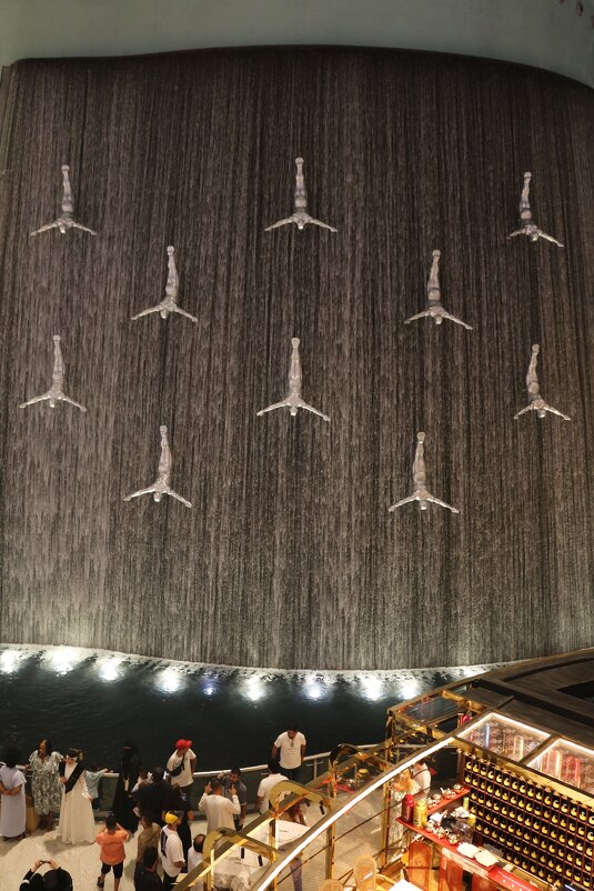 Водяная стена в Дубай Молле - Ольга 