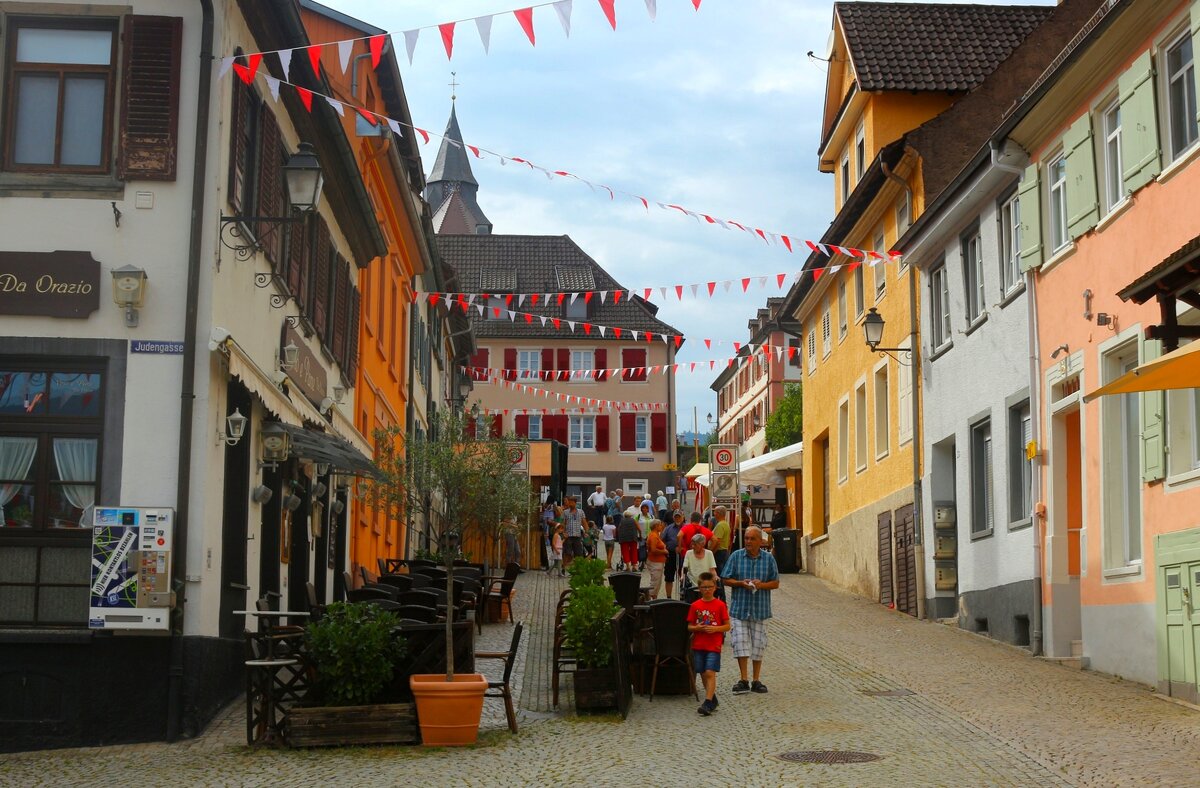 В городе праздник - Юрий. Шмаков