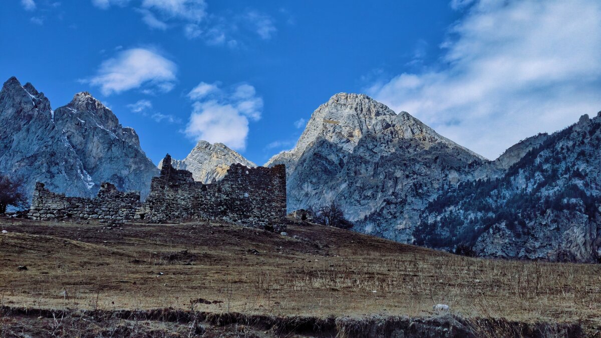 Развалины древней башни в горах - Мариша Тим