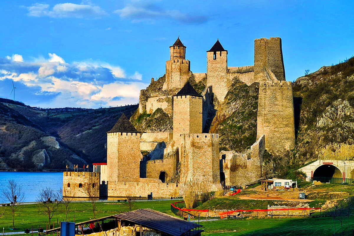 ГОЛУБАЦКАЯ   КРЕПОСТЬ - Анатолий Малобродский
